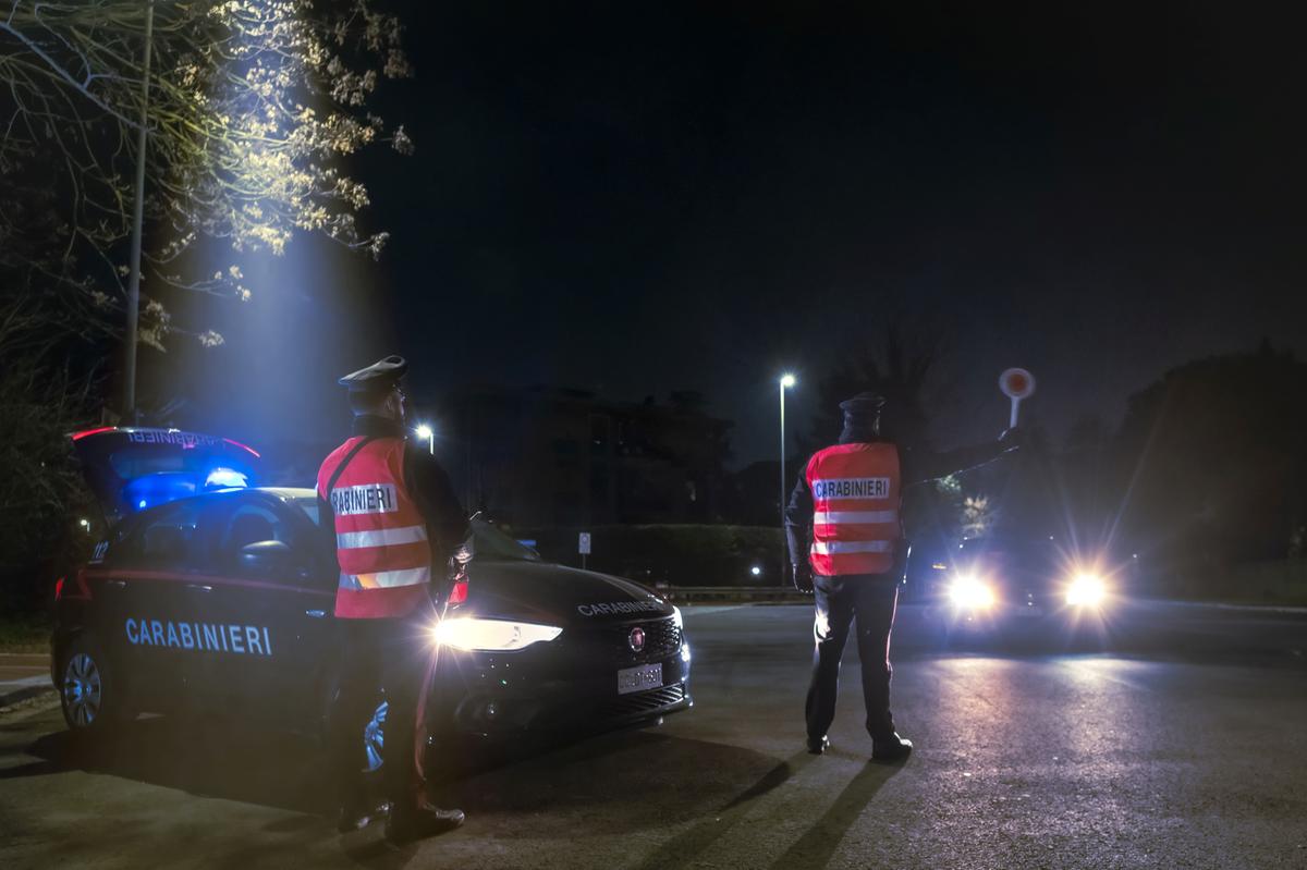 Muore dopo il malore al Pilastro, i figli aggrediscono i sanitari con calci e pugni: due arresti