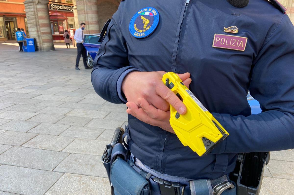 Reggio Emilia, 41enne morto all’alba dopo l’uso del taser della polizia
