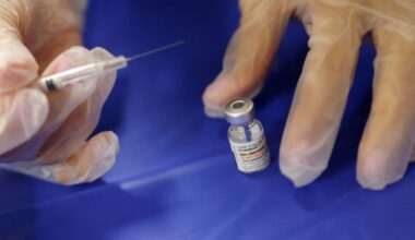 Covid e influenza, casi in aumento. Gli esperti: “I vaccini salvano la vita”