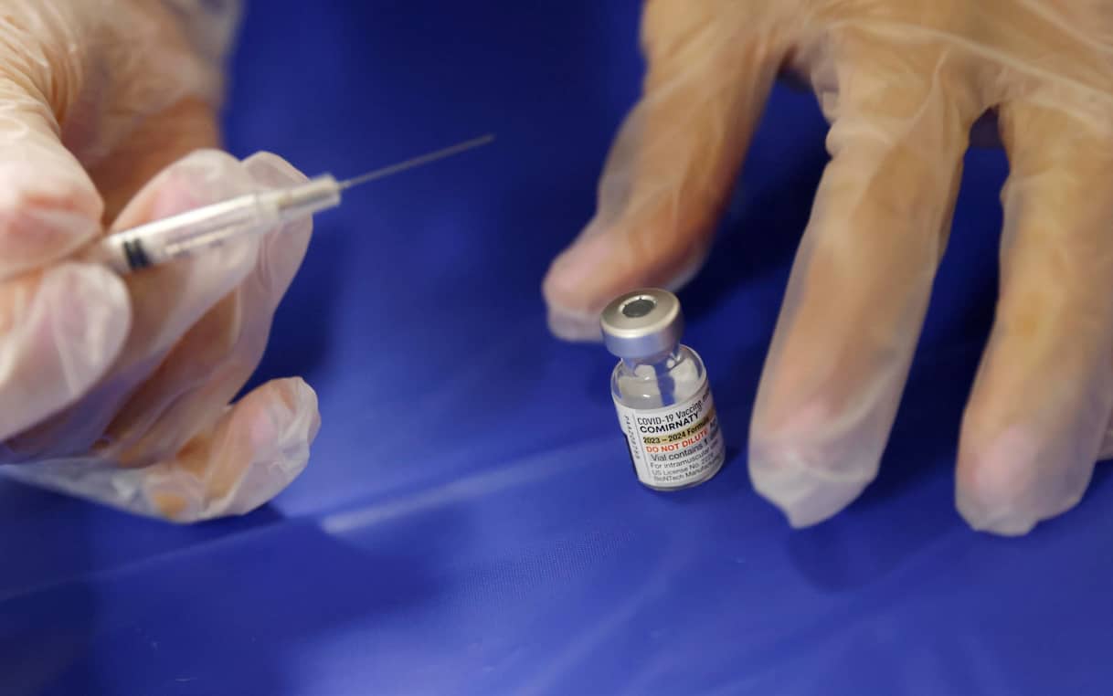 Covid e influenza, casi in aumento. Gli esperti: “I vaccini salvano la vita”