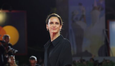 Valentina Bellè al Festival di Venezia 2025: i look effortless neo 90s firmati Calvin Klein Collection