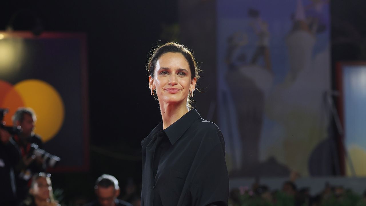 Valentina Bellè al Festival di Venezia 2025: i look effortless neo 90s firmati Calvin Klein Collection