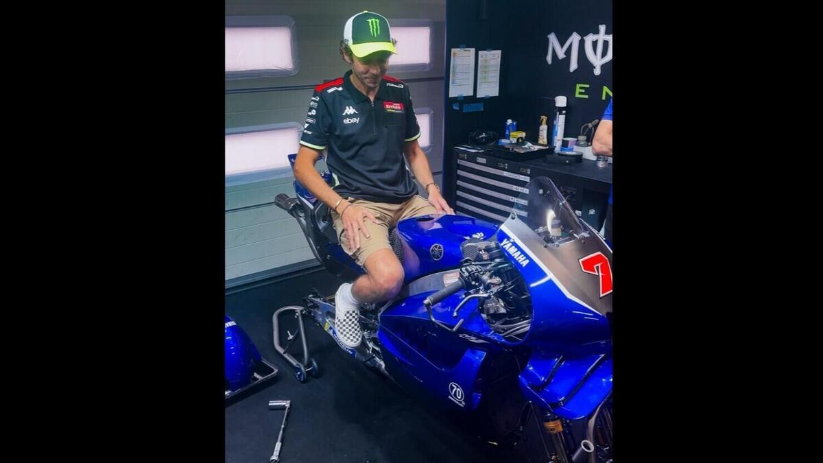 MotoGP 2025. Valentino Rossi sulla Yamaha V4, ma non converrebbe a tutti che tu la provassi? - MotoGP