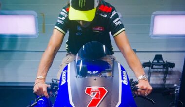Valentino Rossi non resiste alla Yamaha V4: eccolo mentre la scopre da vicino