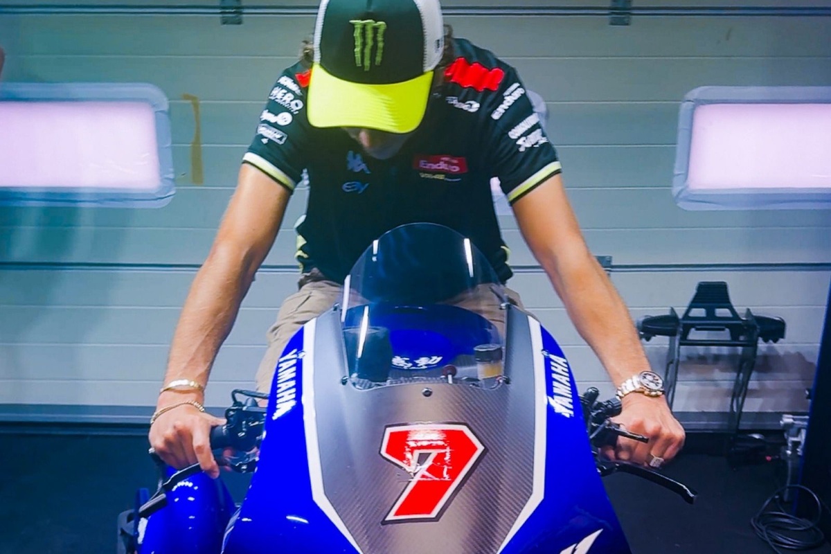 Valentino Rossi non resiste alla Yamaha V4: eccolo mentre la scopre da vicino