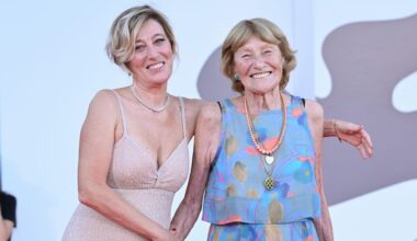 Il look di Valeria Bruni Tedeschi 60 anni e mamma Marisa Borini 95 a Venezia