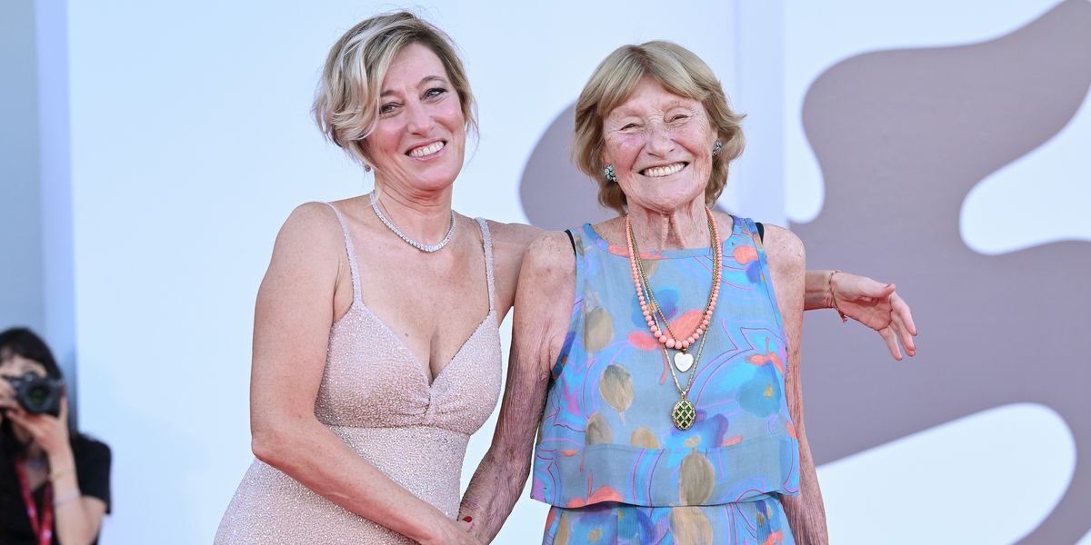 Il look di Valeria Bruni Tedeschi 60 anni e mamma Marisa Borini 95 a Venezia