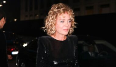 Valeria Golino splende alla Milano Fashion Week 2025 con l'abito da sera luminoso di Giorgio Armani