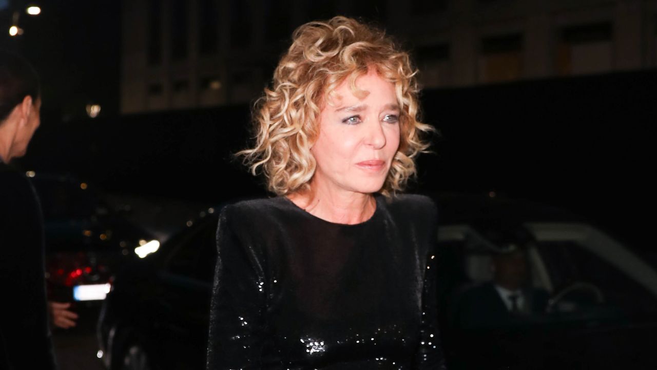 Valeria Golino splende alla Milano Fashion Week 2025 con l'abito da sera luminoso di Giorgio Armani