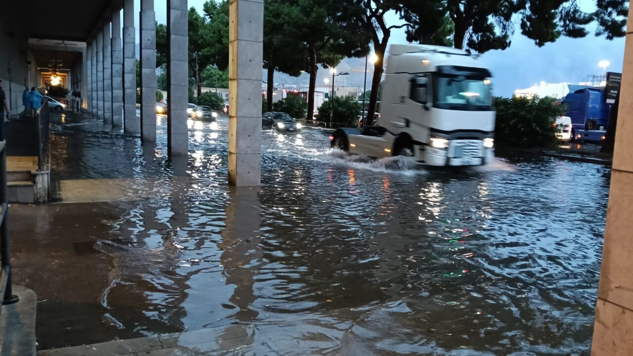 allagamenti in diversi quartieri, strade come fiumi