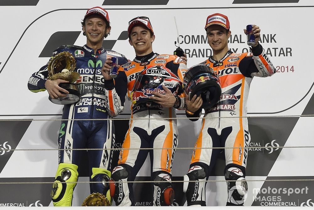 Dani Pedrosa junto a Valentino Rossi y Marc Márquez en un podio de MotoGP