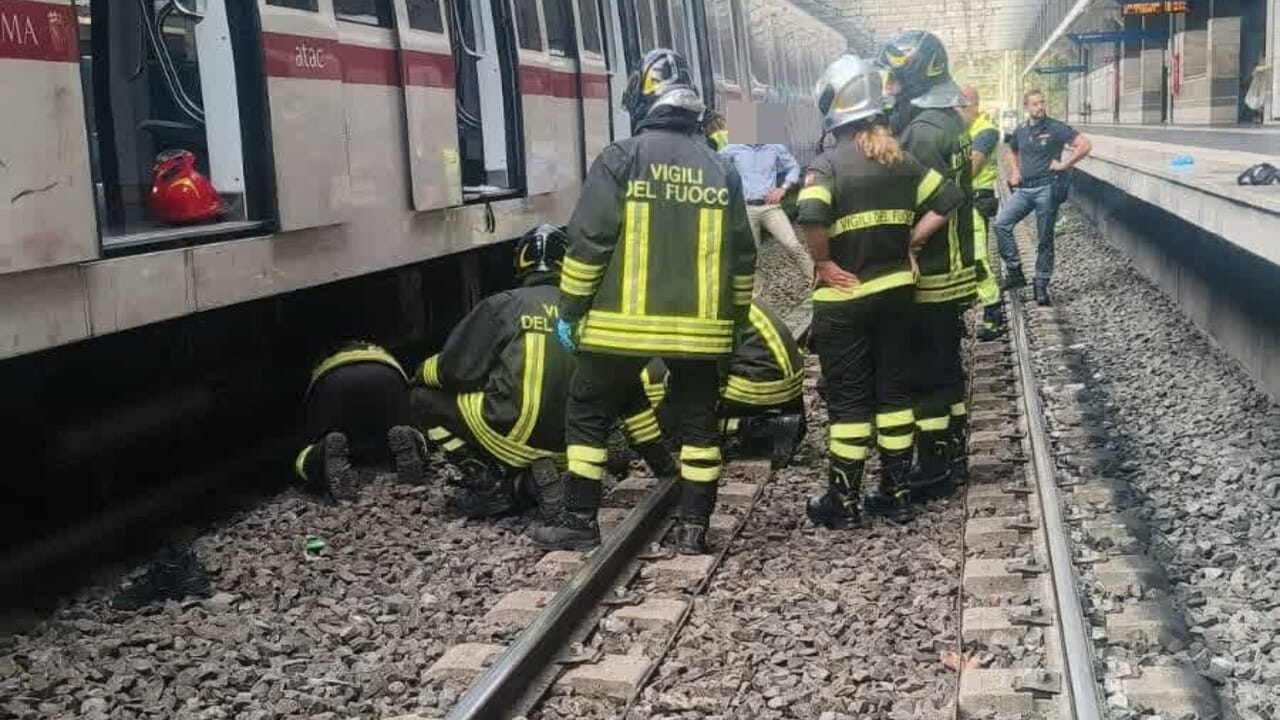 Metro B, persona cade sui binari e muore: servizio interrotto
