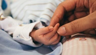 Virus sinciziale, il centrodestra in Lombardia si spacca sull’obbligo del vaccino. L’opposizione: “Aderenze al mondo no-vax”