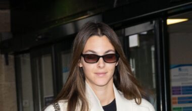 Vittoria Ceretti con Vans a scacchi e tuta a vita bassa che svela shorts boxer: il look off duty alla Milano Fashion Week