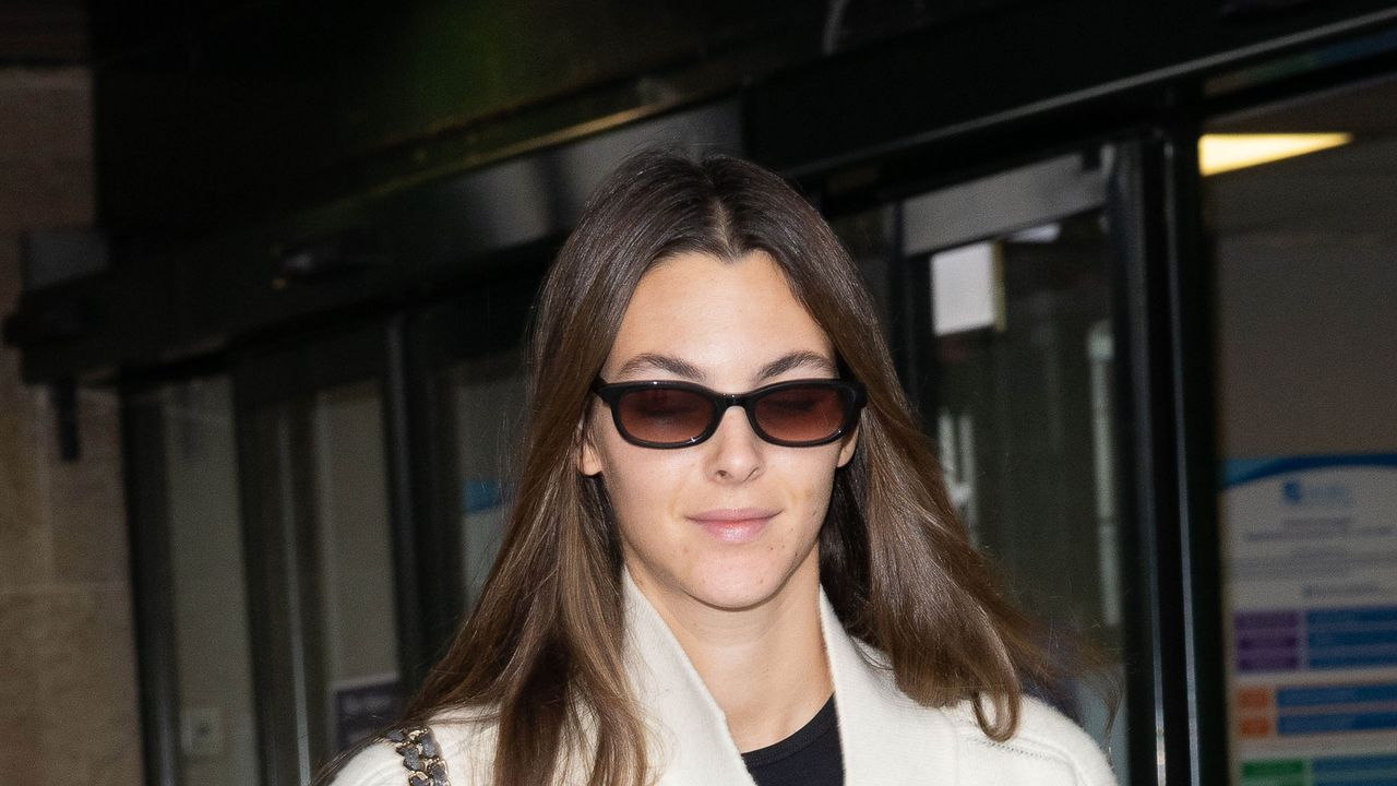 Vittoria Ceretti con Vans a scacchi e tuta a vita bassa che svela shorts boxer: il look off duty alla Milano Fashion Week