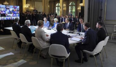 Volenterosi riuniti a Parigi, Macron: "26 Paesi offrono garanzie di sicurezza a Kiev". Ma Italia e Polonia già si sfilano: "Mai i nostri sul terreno"