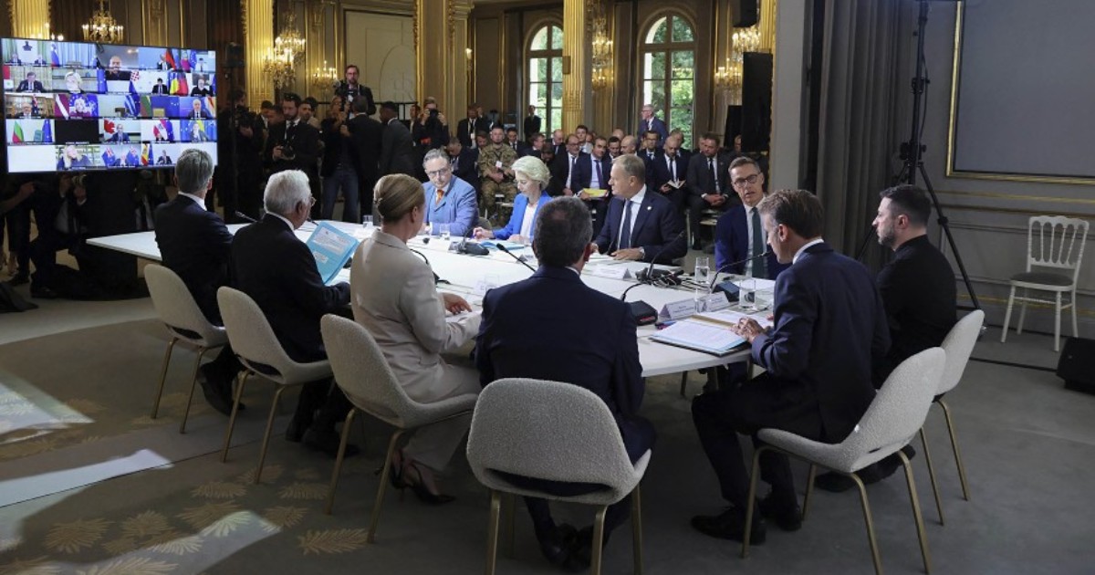 Volenterosi riuniti a Parigi, Macron: "26 Paesi offrono garanzie di sicurezza a Kiev". Ma Italia e Polonia già si sfilano: "Mai i nostri sul terreno"