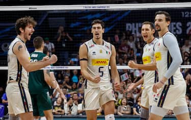 PASAY, LUZON, PHILIPPINES - SEPTEMBER 27: Italy players react during the Volleyball Men's World Championship Philippines Semi-Final game between Poland and Italy at SM Mall of Asia Arena on September 27, 2025 in Pasay, Luzon, Philippines. (Photo by Mark Fredesjed Cristino/Getty Images)