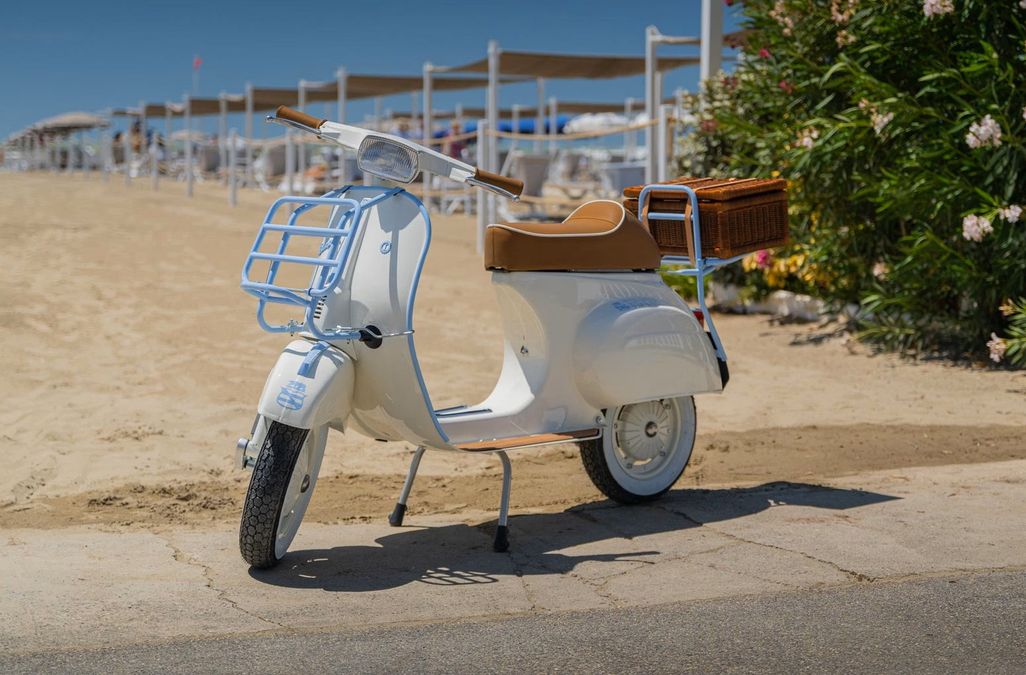 Vespa 50 Special diventa elettrica: nasce la Special-e "Colazione al Lido"