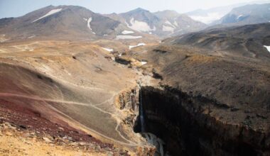 Nel vulcano Mutnovsky si nasconde una cattedrale di ghiaccio