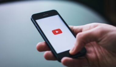 YouTube, addio ai pop-up a fine video: novità anche per la verifica dell'età