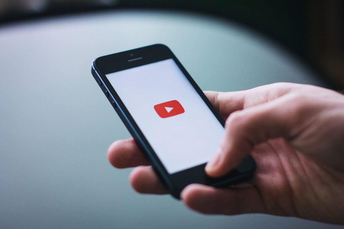 YouTube, addio ai pop-up a fine video: novità anche per la verifica dell'età