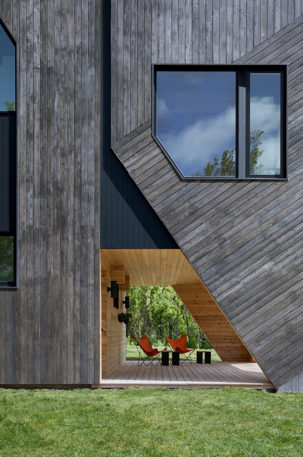 casa cabana de madera de cedro cubo negro que cambia y esta en lo alto de una colina