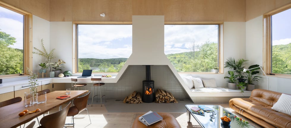casa cabana de madera de cedro cubo negro que cambia y esta en lo alto de una colina