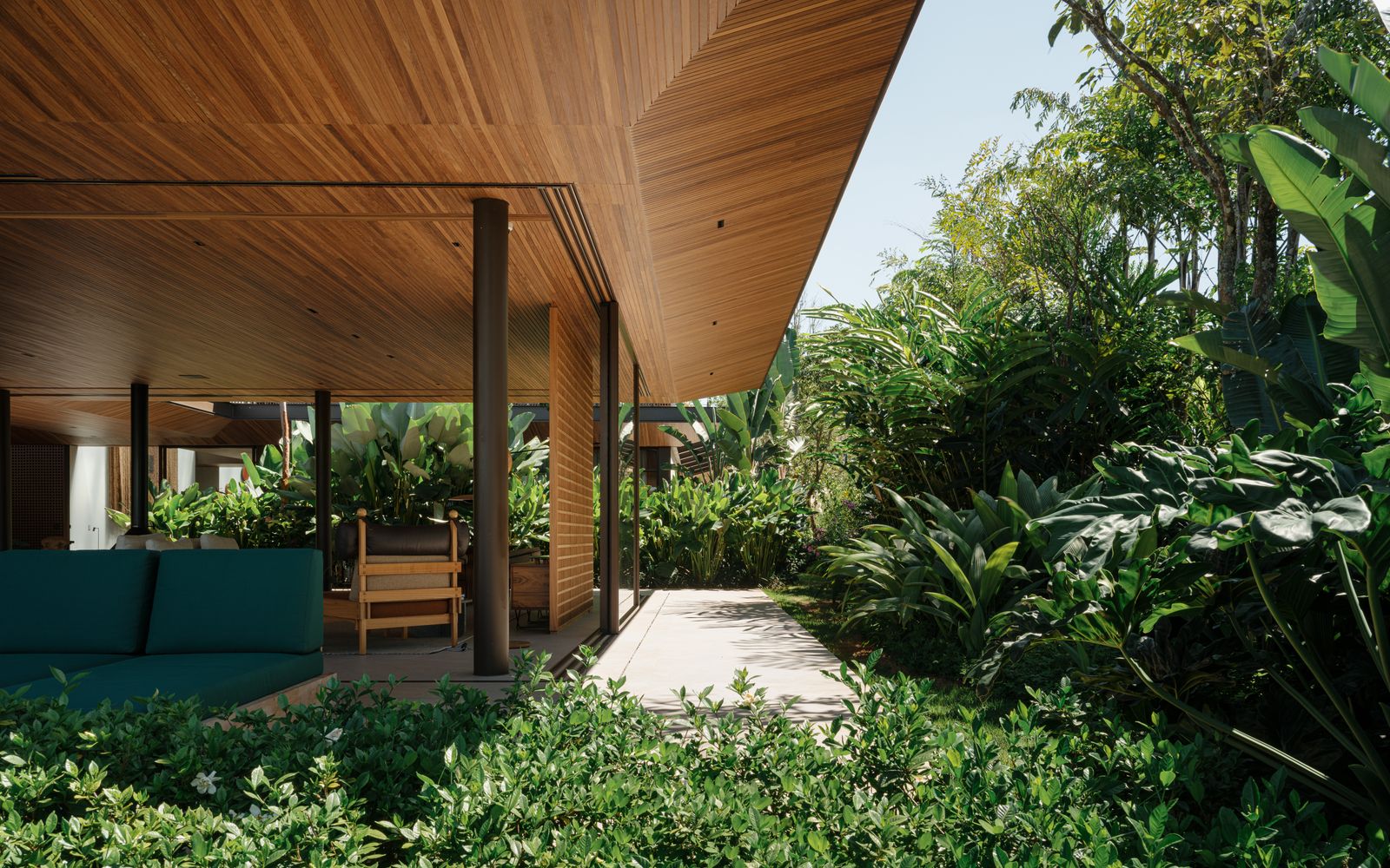 esterno villa in brasile giardino tropicale soffitto in legno