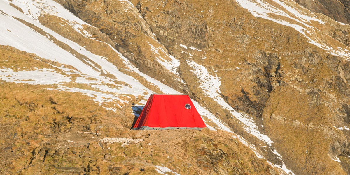 Un bivacco rosso sulle Alpi Orobie