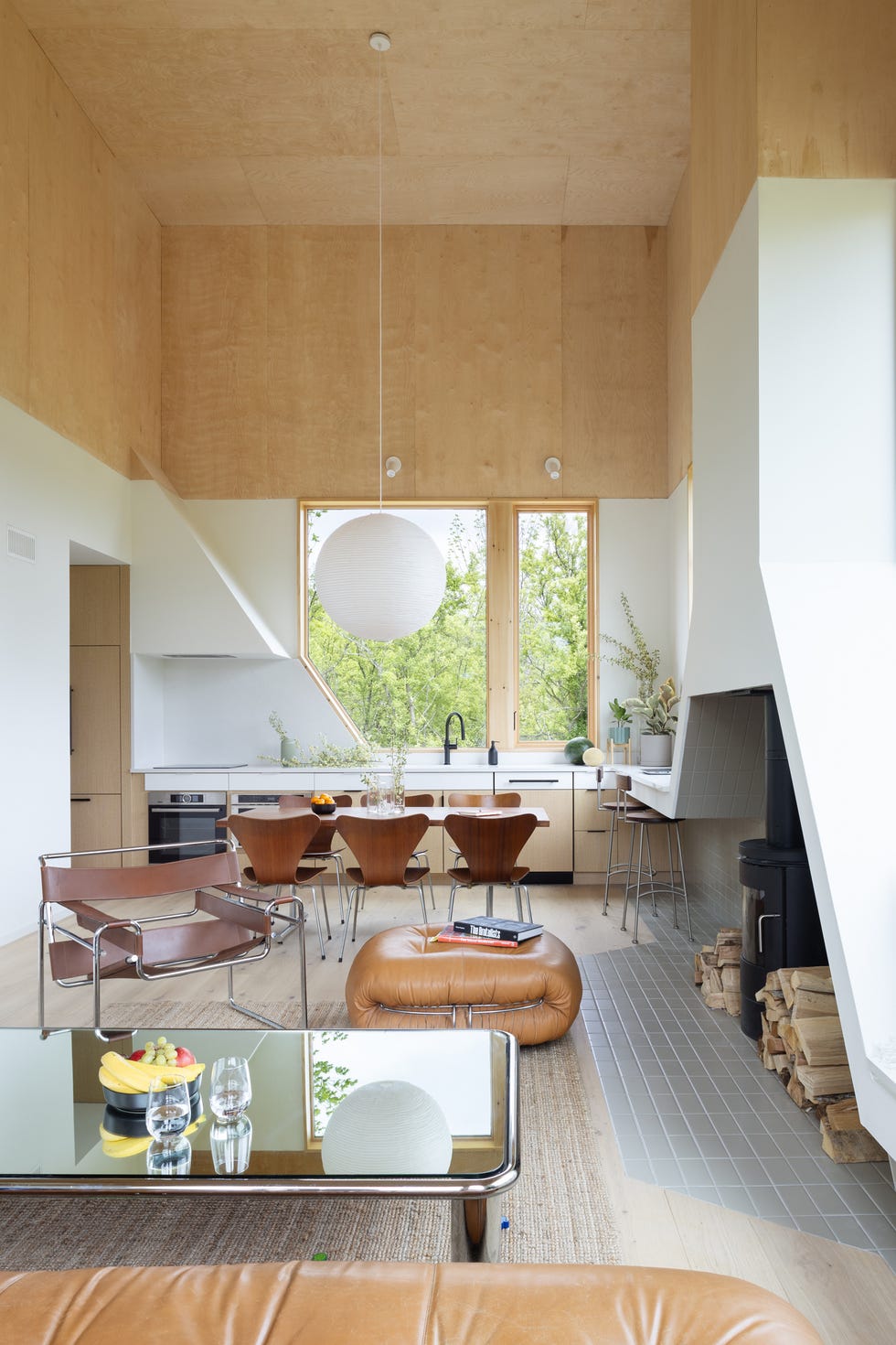casa cabana de madera de cedro cubo negro que cambia y esta en lo alto de una colina