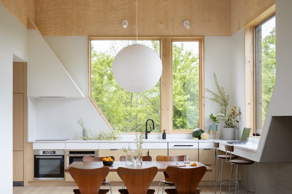 casa cabana de madera de cedro cubo negro que cambia y esta en lo alto de una colina