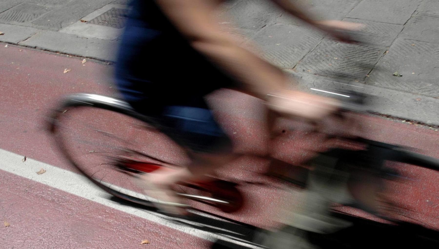 Modena, aggredita sulla pista ciclabile, legata e violentata: arrestato un ventenne