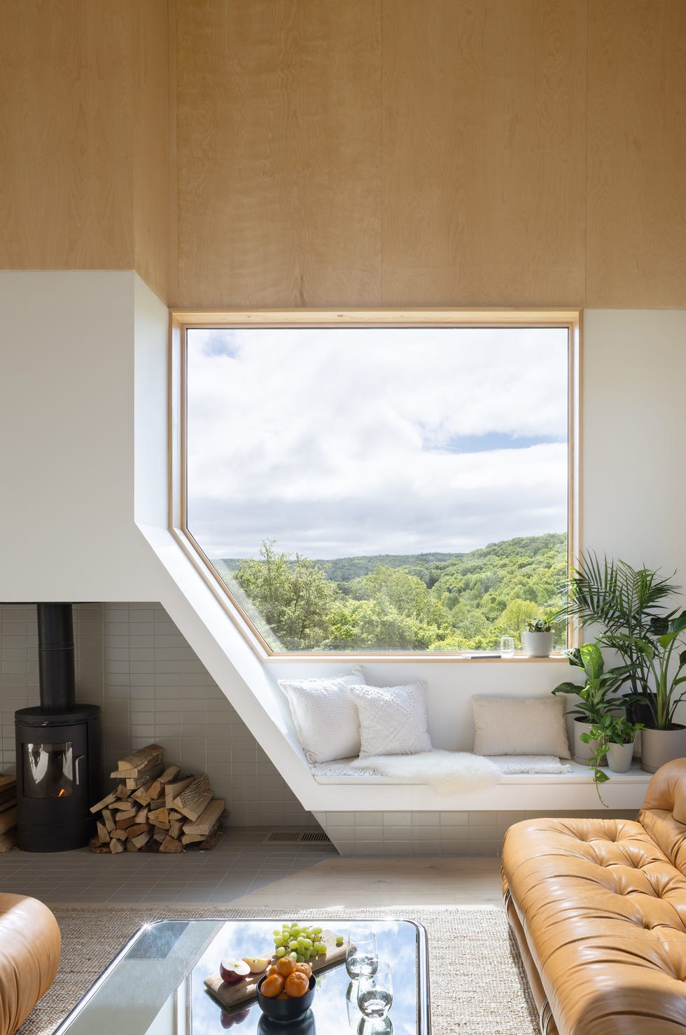 casa cabana de madera de cedro cubo negro que cambia y esta en lo alto de una colina