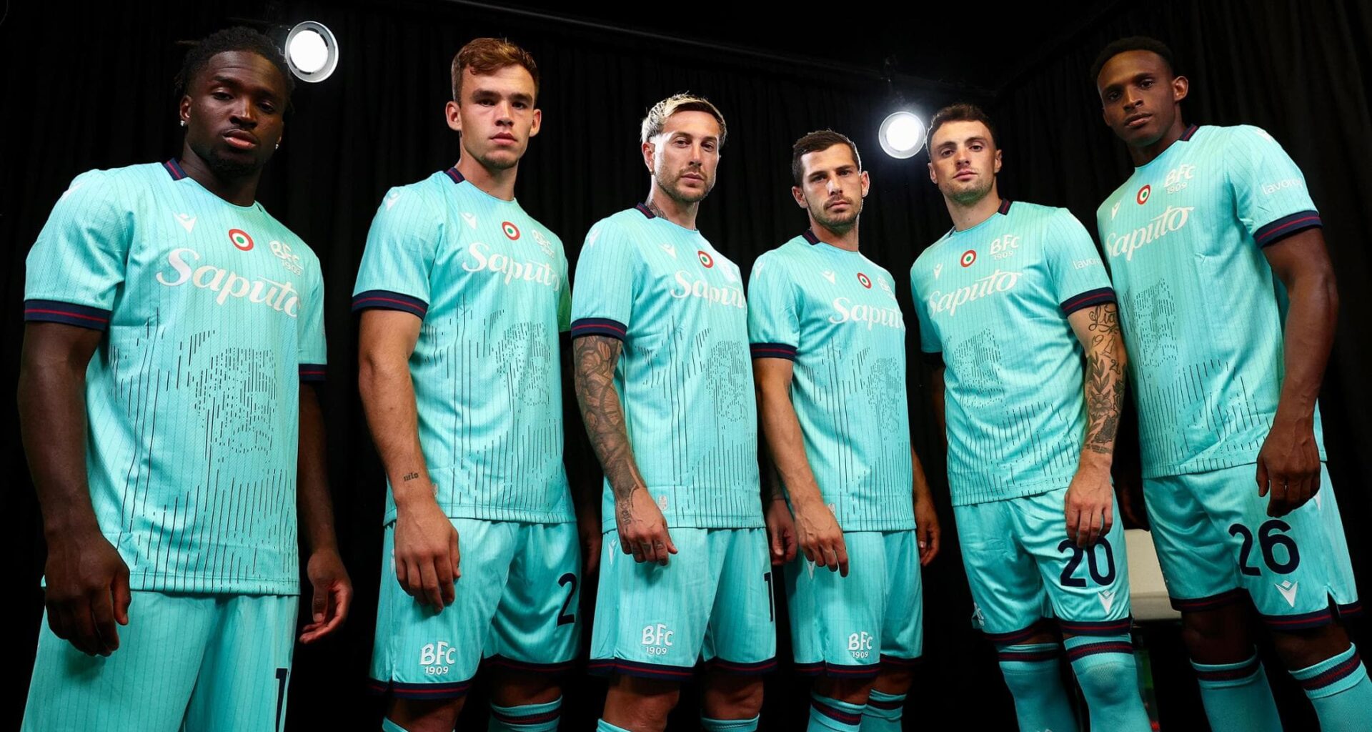 Bologna, ecco la terza maglia. Il debutto contro il Friburgo: “Omaggio al Nettuno”