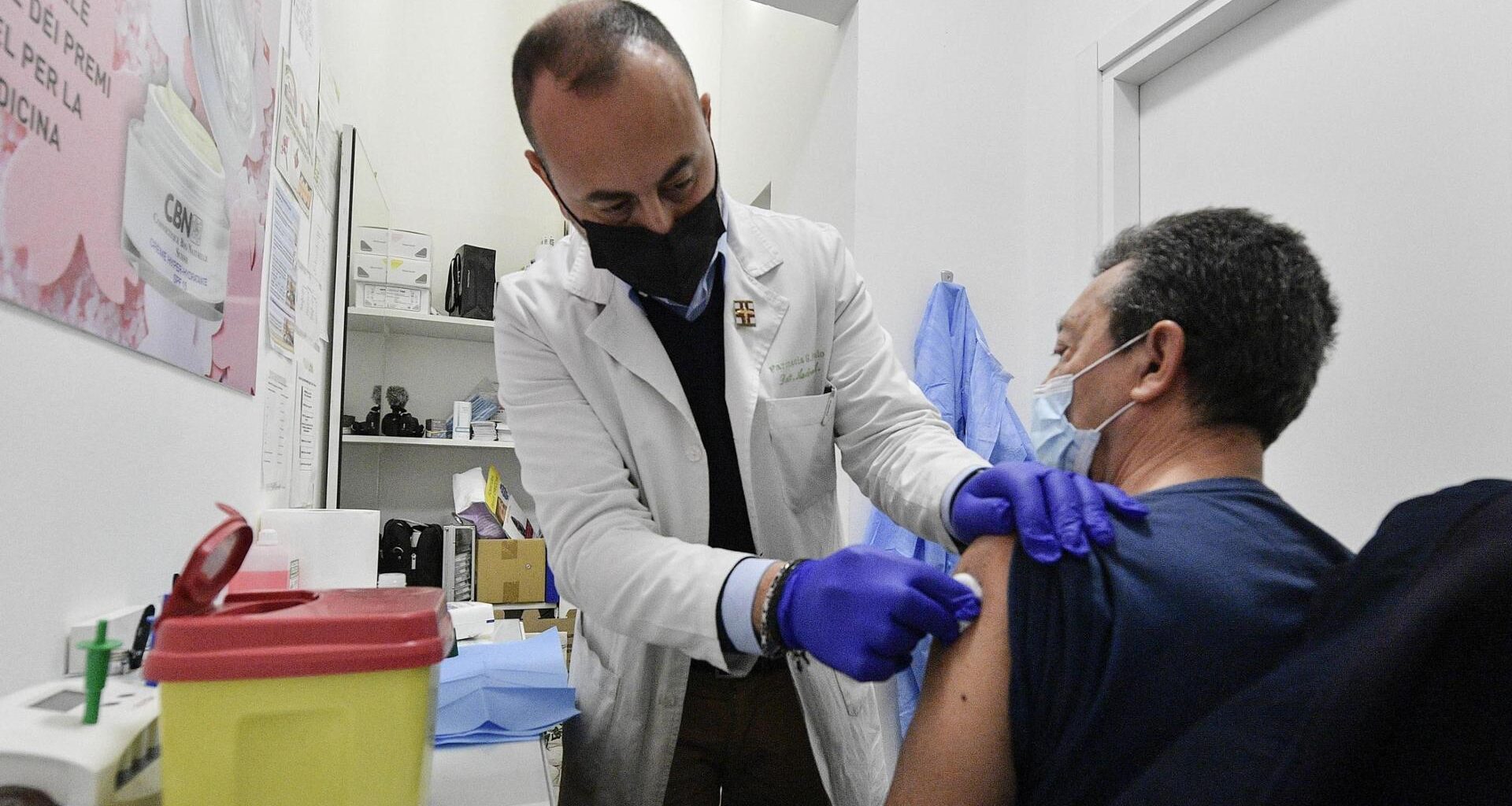 Piemonte nella tenaglia di influenza e Covid: via ai vaccini e attivati i “medici sentinella” - La Stampa