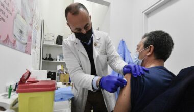 Piemonte nella tenaglia di influenza e Covid: via ai vaccini e attivati i “medici sentinella” - La Stampa