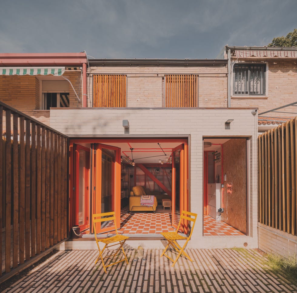 dos mamas, dos gemelas y hasta una coneja viven en esta bonita casa naranja y verde rehabilitada en el barrio de fuencarral