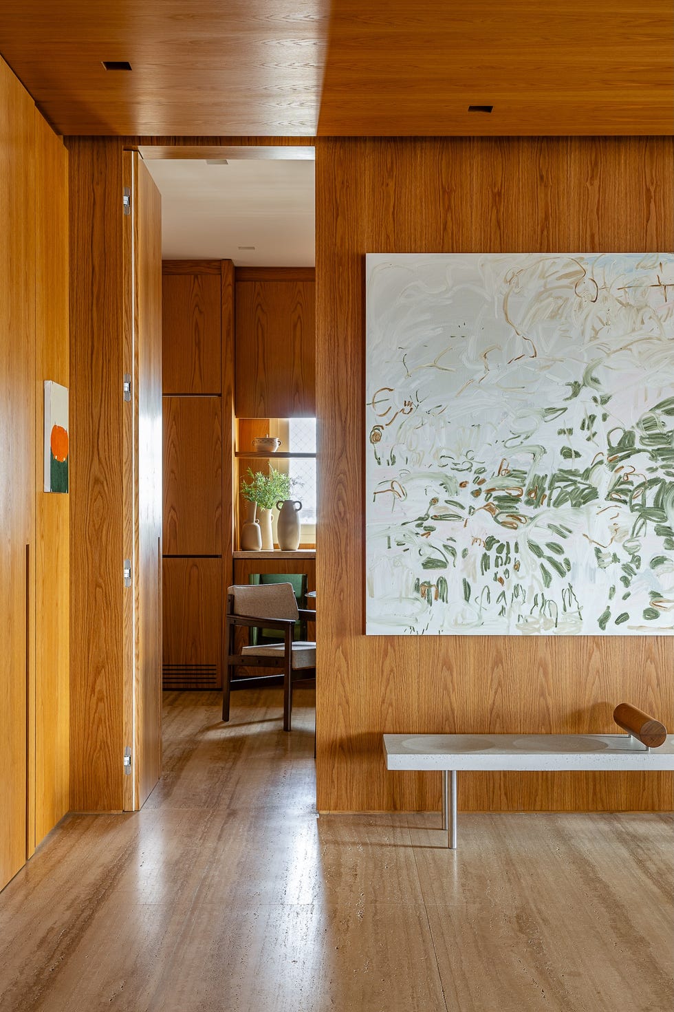 paneles pivotantes de madera definen los espacios de esta casa que ha mantenido algunos de sus elementos originales y tiene un balcon precioso