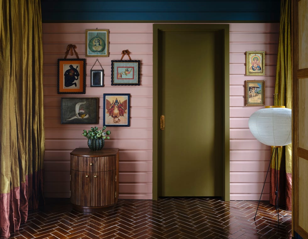 recibidor paredes rosas y cuadros