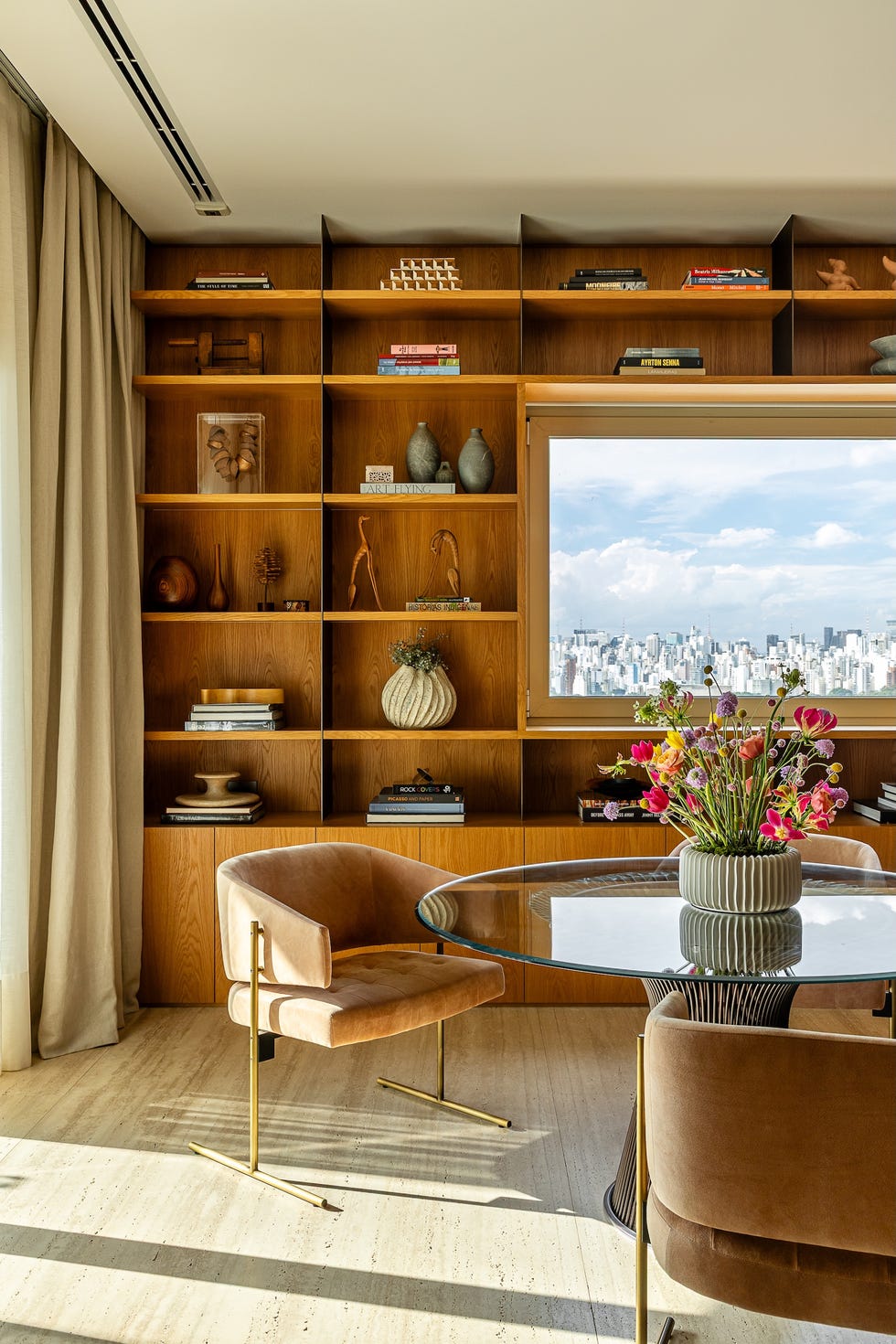 paneles pivotantes de madera definen los espacios de esta casa que ha mantenido algunos de sus elementos originales y tiene un balcon precioso