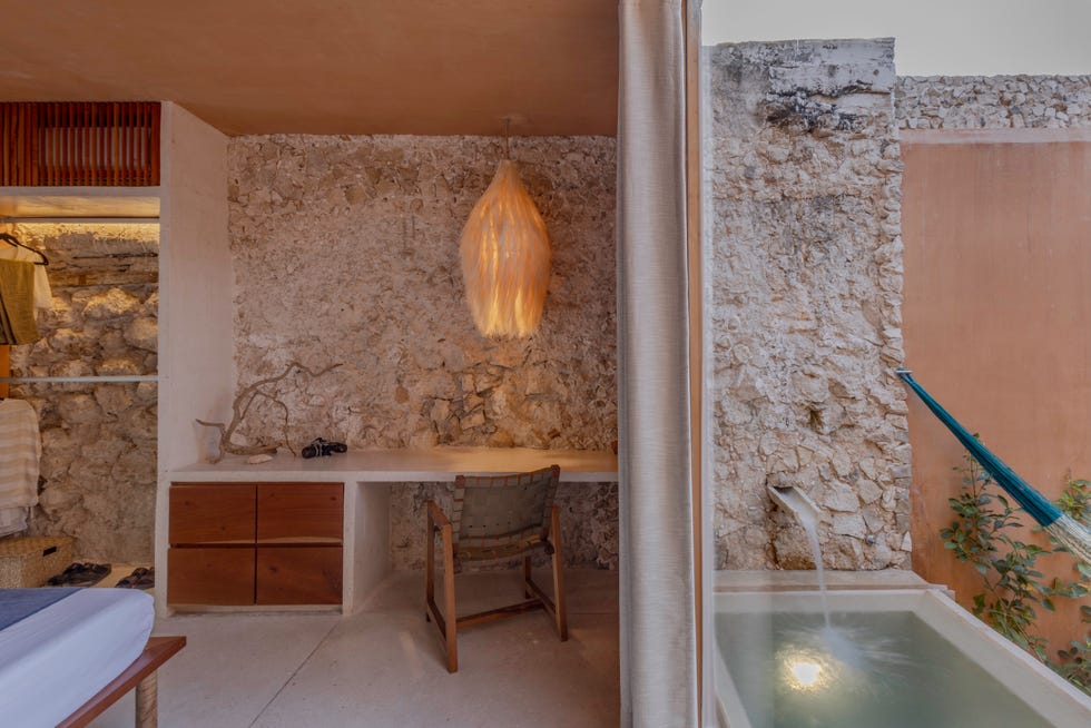 casa de yucatan recibe con jardin, dos alturas y dos piscinas, una en un patio y otra en la azotea