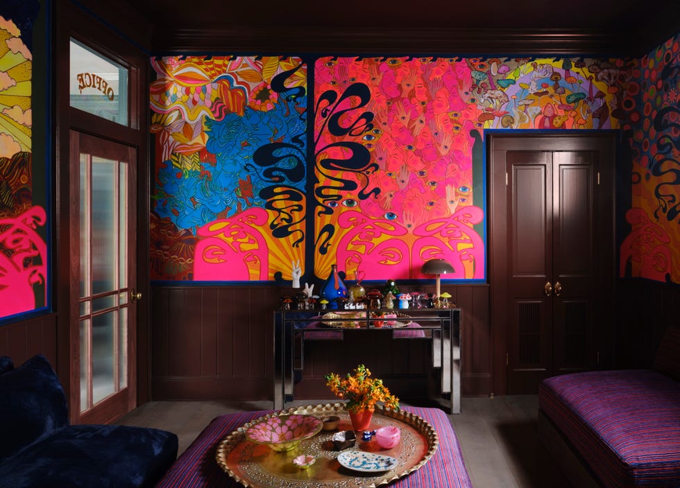 salon con paredes psicodelicas