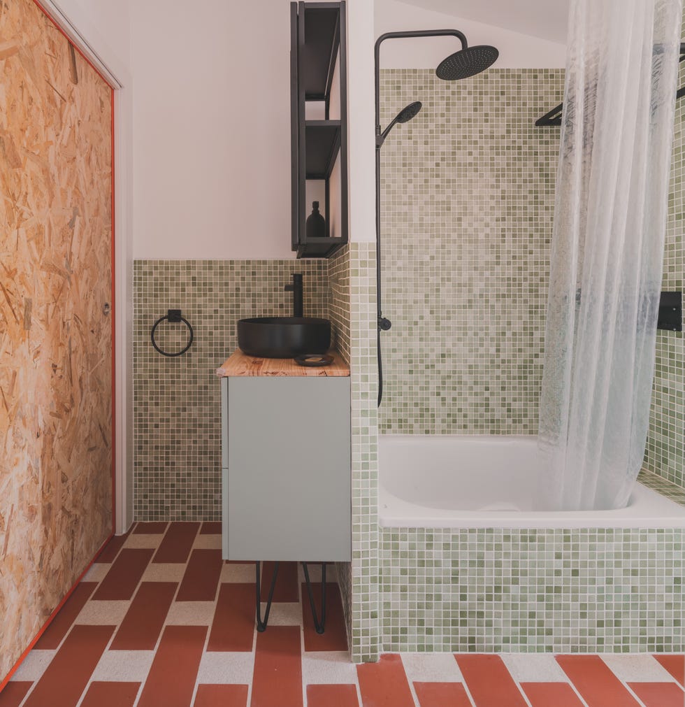 dos mamas, dos gemelas y hasta una coneja viven en esta bonita casa naranja y verde rehabilitada en el barrio de fuencarral