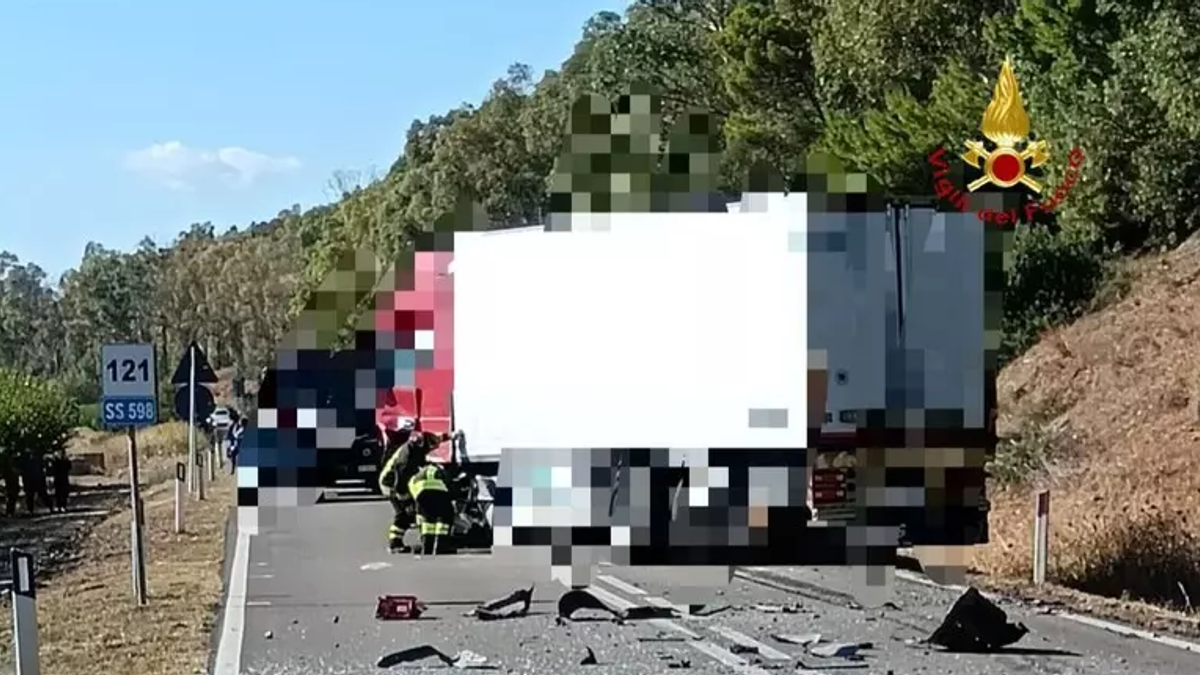 Matera, auto si scontra con un camion: 4 morti