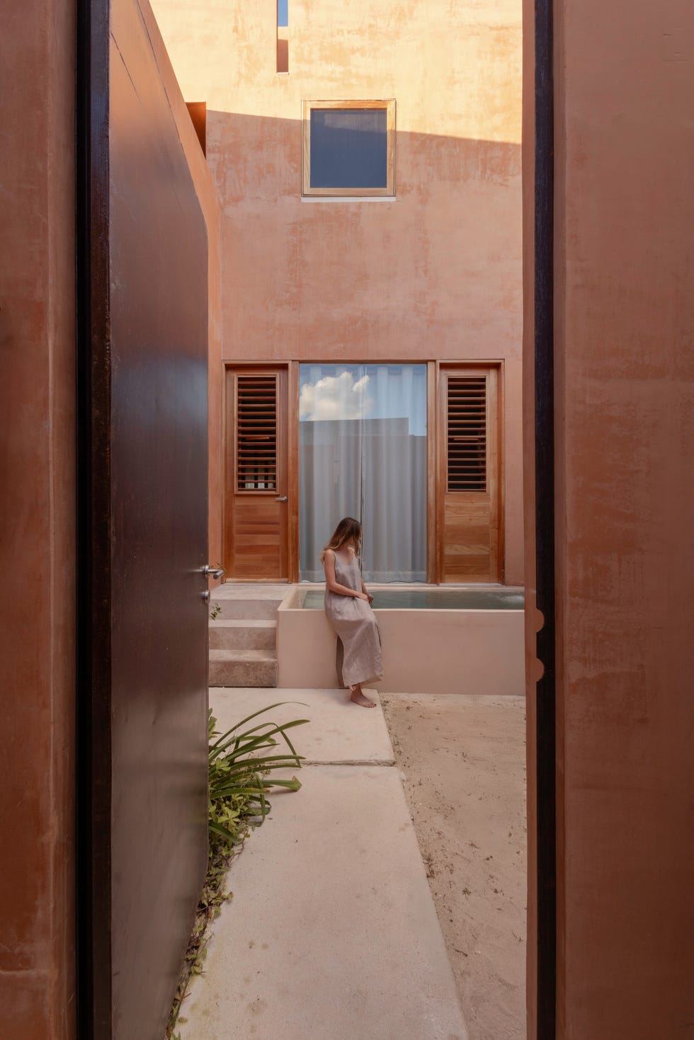 casa de yucatan recibe con jardin, dos alturas y dos piscinas, una en un patio y otra en la azotea