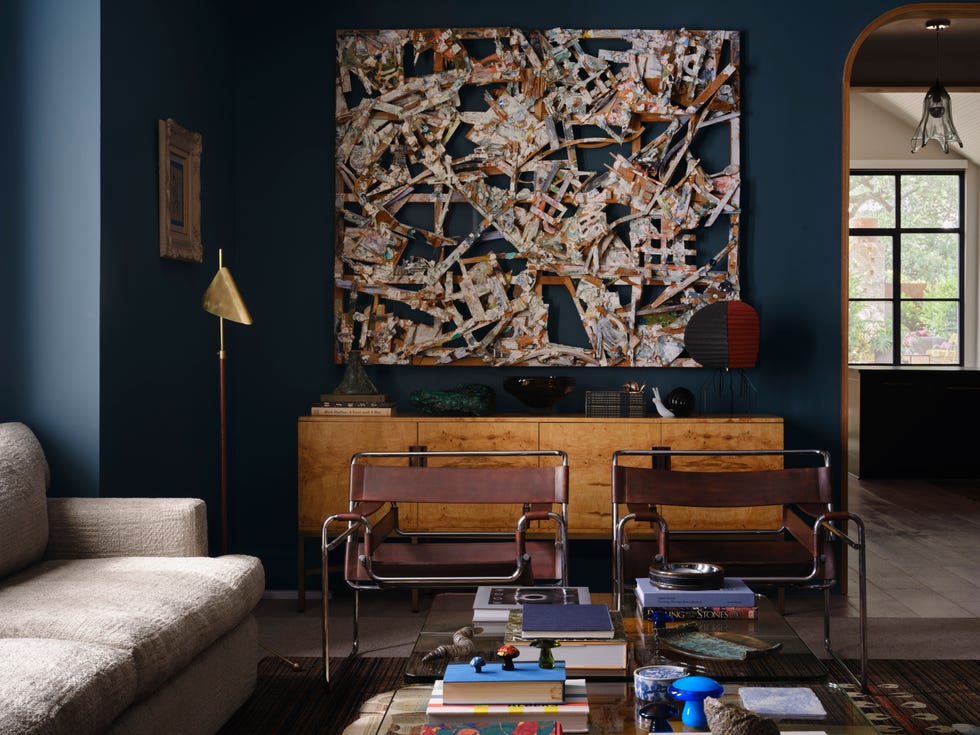 salon con paredes pintadas de azul