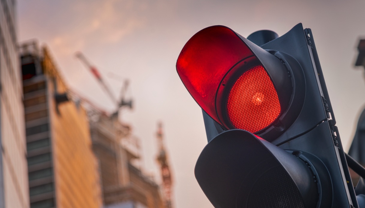 Semaforo rosso per 11 minuti, automobilisti infuriati per l’attesa assurda