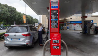 Prezzi benzina, continuano a scendere le medie. Ma il rialzo dei prodotti raffinati spaventa – Il Tempo