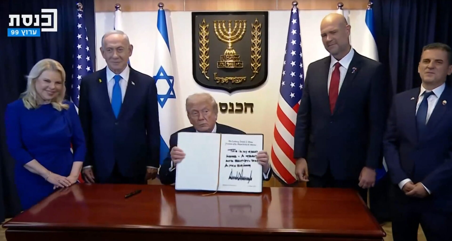 Trump, ovazione alla Knesset: “Guerra finita, prosperità per il Medio Oriente. Mano tesa all’Iran” - la Repubblica